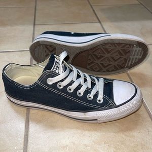 Converse. Size 7 women/ 5 men.